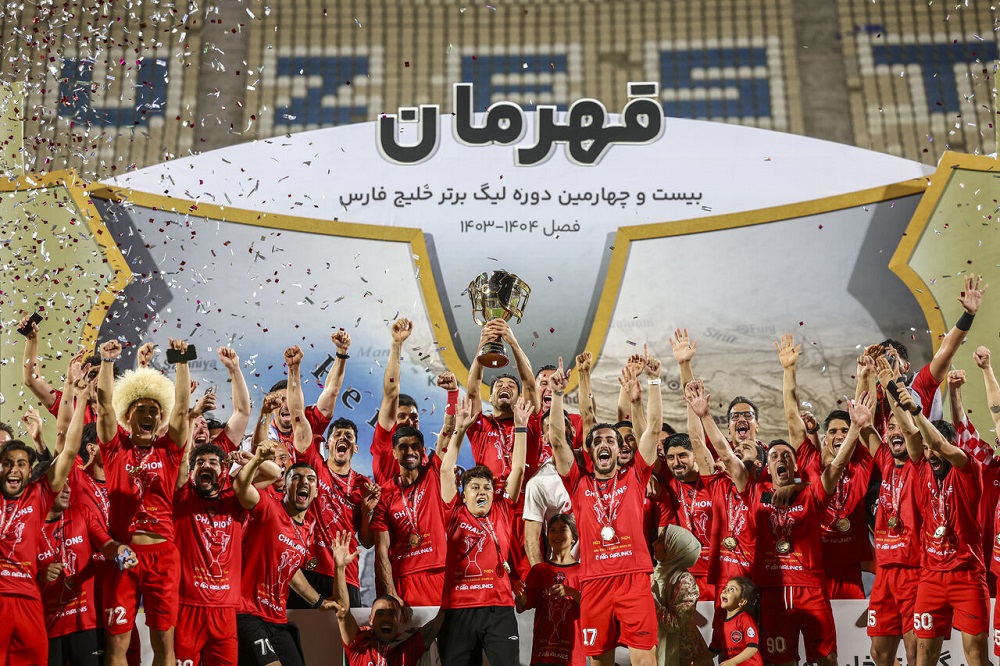 لحظه‌ی بالا بردن جام توسط کاپیتان تراکتور