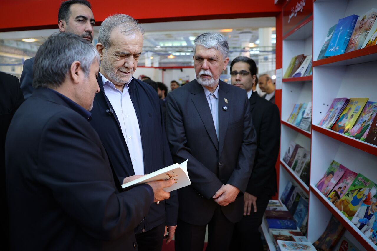 پزشکیان: کتاب باید براساس نیاز روز نوشته شود