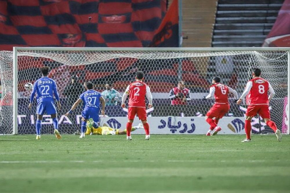 پرسپولیس و استقلال مجوز حرفهای نمیگیرند؟