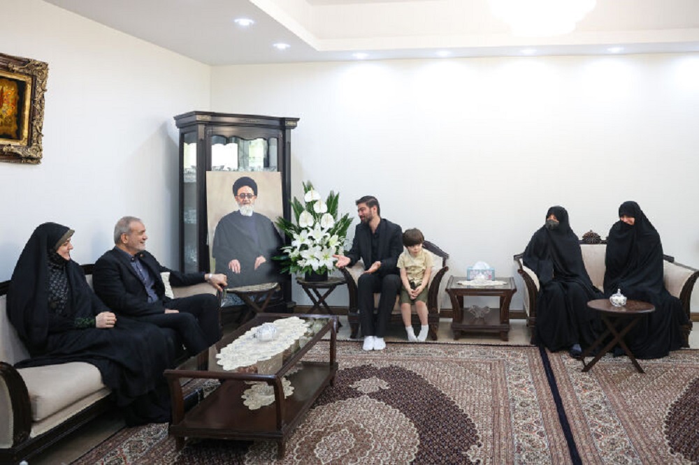 دیدار پزشکیان با خانواده امام جمعه فقید تبریز