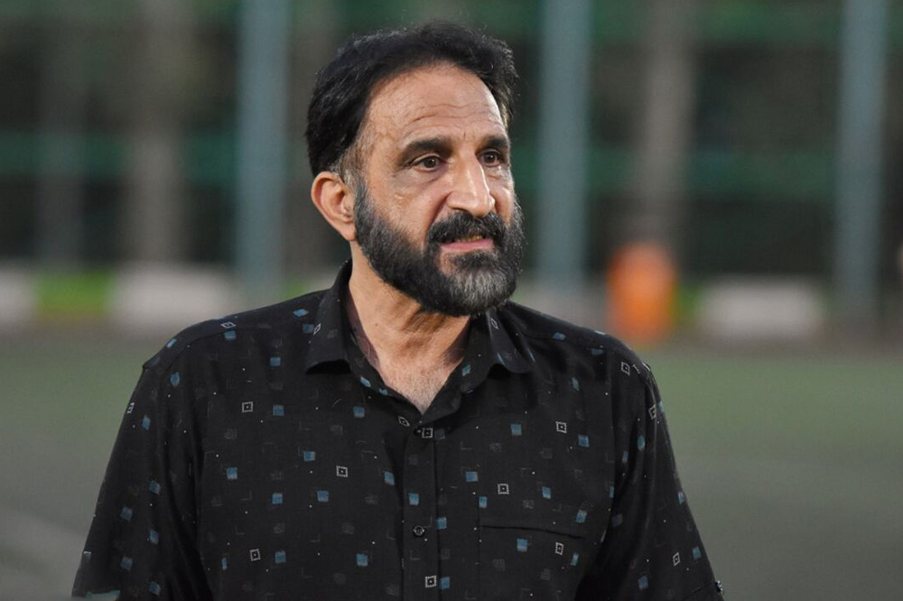 از درون به استقلال ضربه میزنند