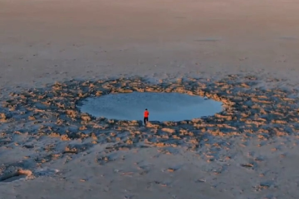 ماجرای گودال مرموز در بستر دریاچه ارومیه چیست؟