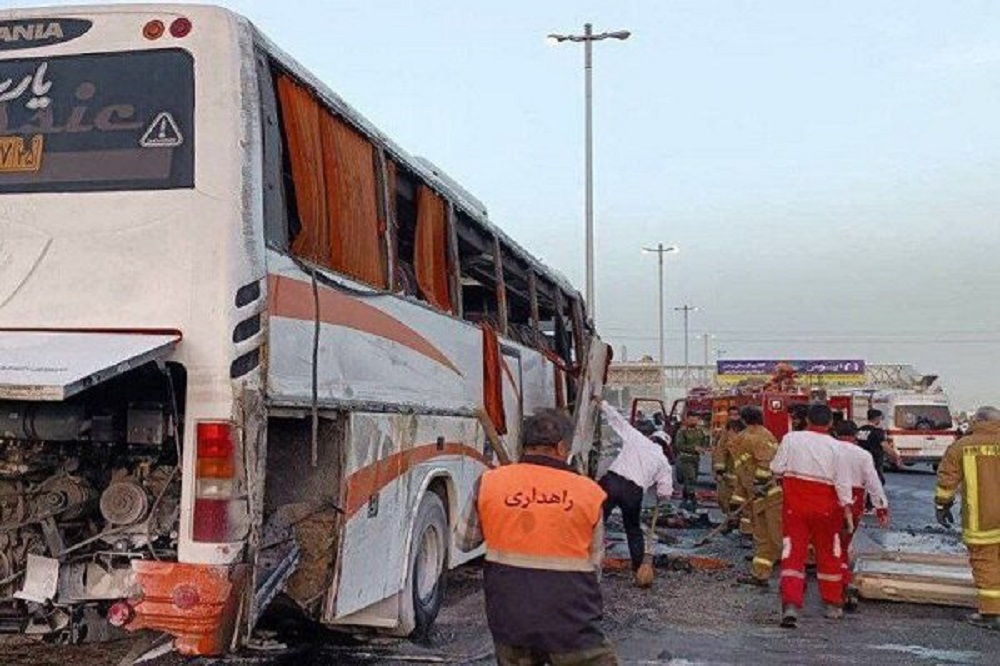 انحراف اتوبوس حامل دانشآموزان در جاده قزوین