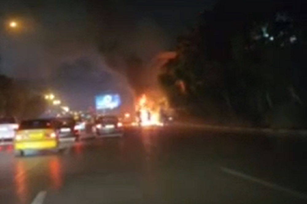 آتش گرفتن یک خودرو ۲۰۶ در اتوبان چمران