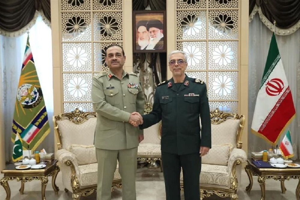 دیدار فرمانده ارتش پاکستان با سرلشکر باقری