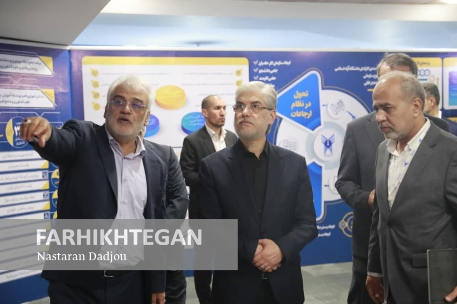 بازدید وزیر علوم  از دستاوردهای نمایشگاه روایت تحول