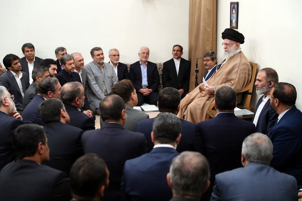 بین مردم رفت‌وآمد کنید و حرف‌های آنها را بشنوید