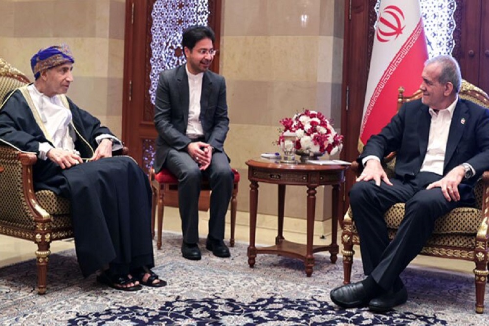 تأکید پزشکیان بر تقویت مناسبات ایران و عمان