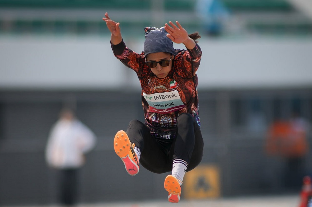 مدال طلای پرش طول قهرمانی آسیا بر گردن ریحانه مبینی