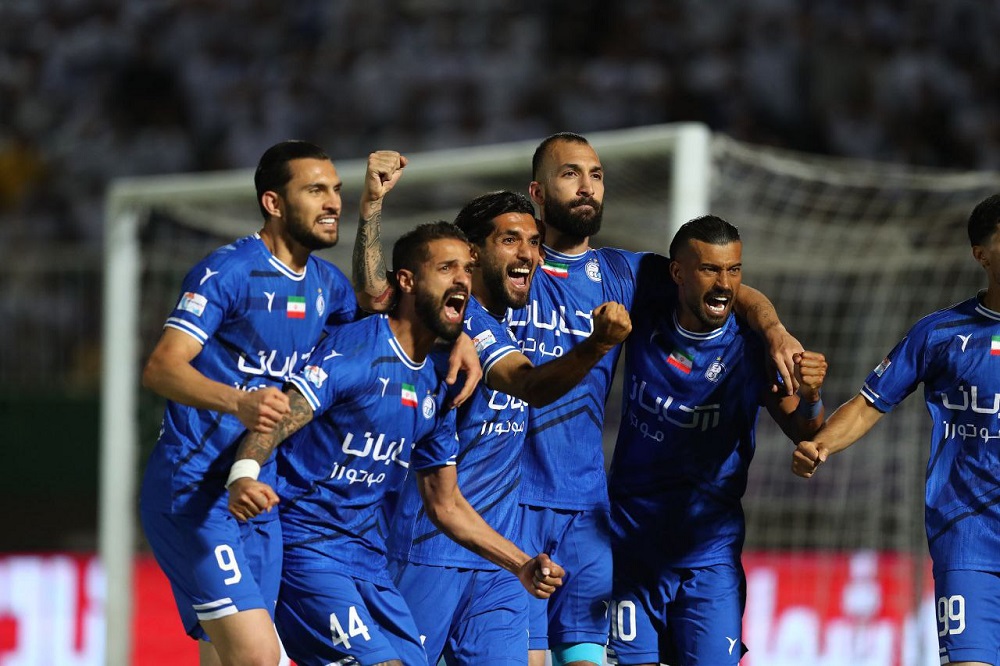 لحظه بالا بردن کاپ قهرمانی جام حذفی توسط کاپیتان استقلال