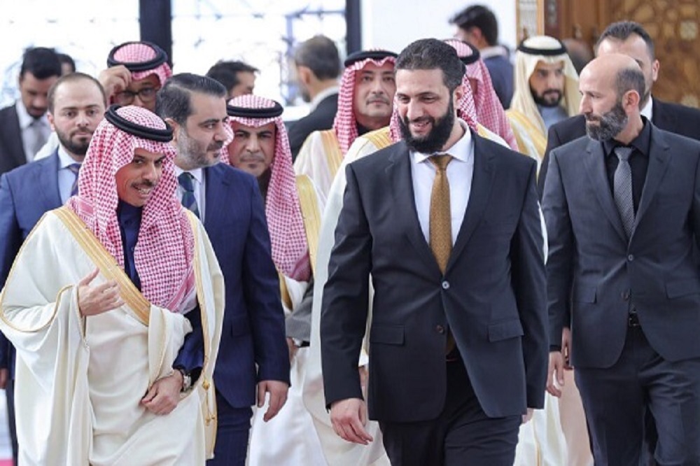 نماز خواندن وزیر خارجه عربستان در مسجد اموی دمشق