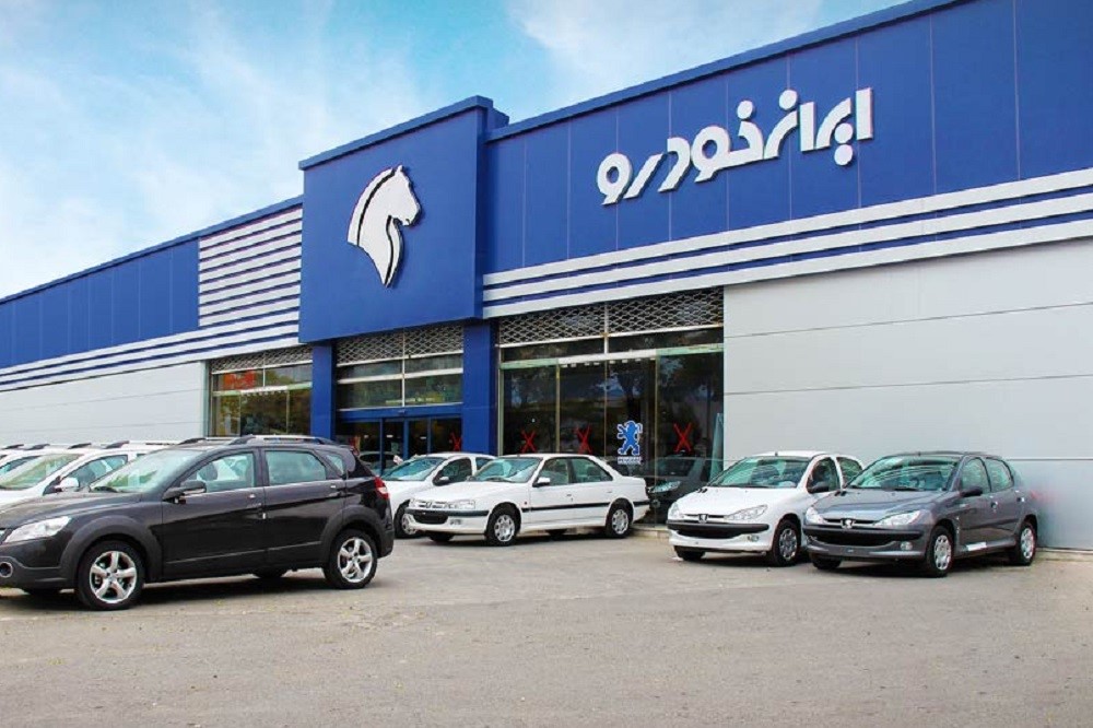 مشتری ایرانخودرو نصف شد