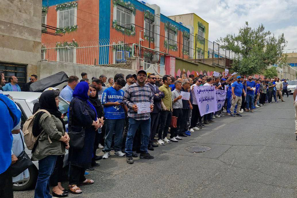 تجمع هواداران استقلال در مقابل ساختمان باشگاه