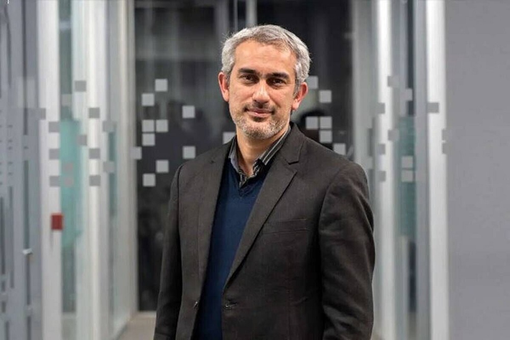 توضیح وزیر پیشنهادی اقتصاد دربارۀ تابعیت فرزندش