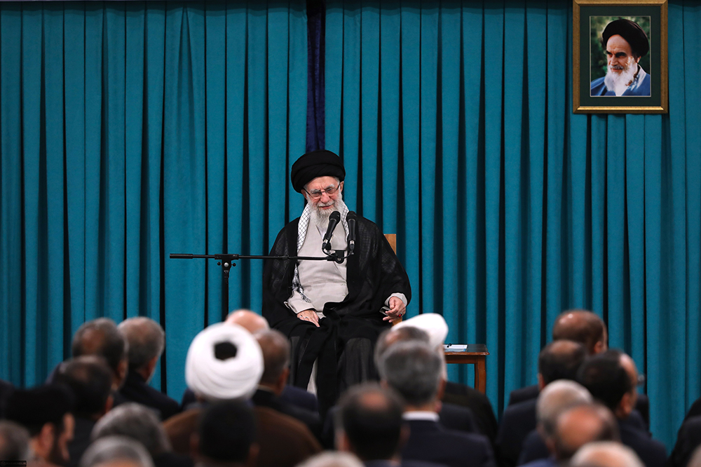 در فهم انقلابی گری دچار خطا نشوید