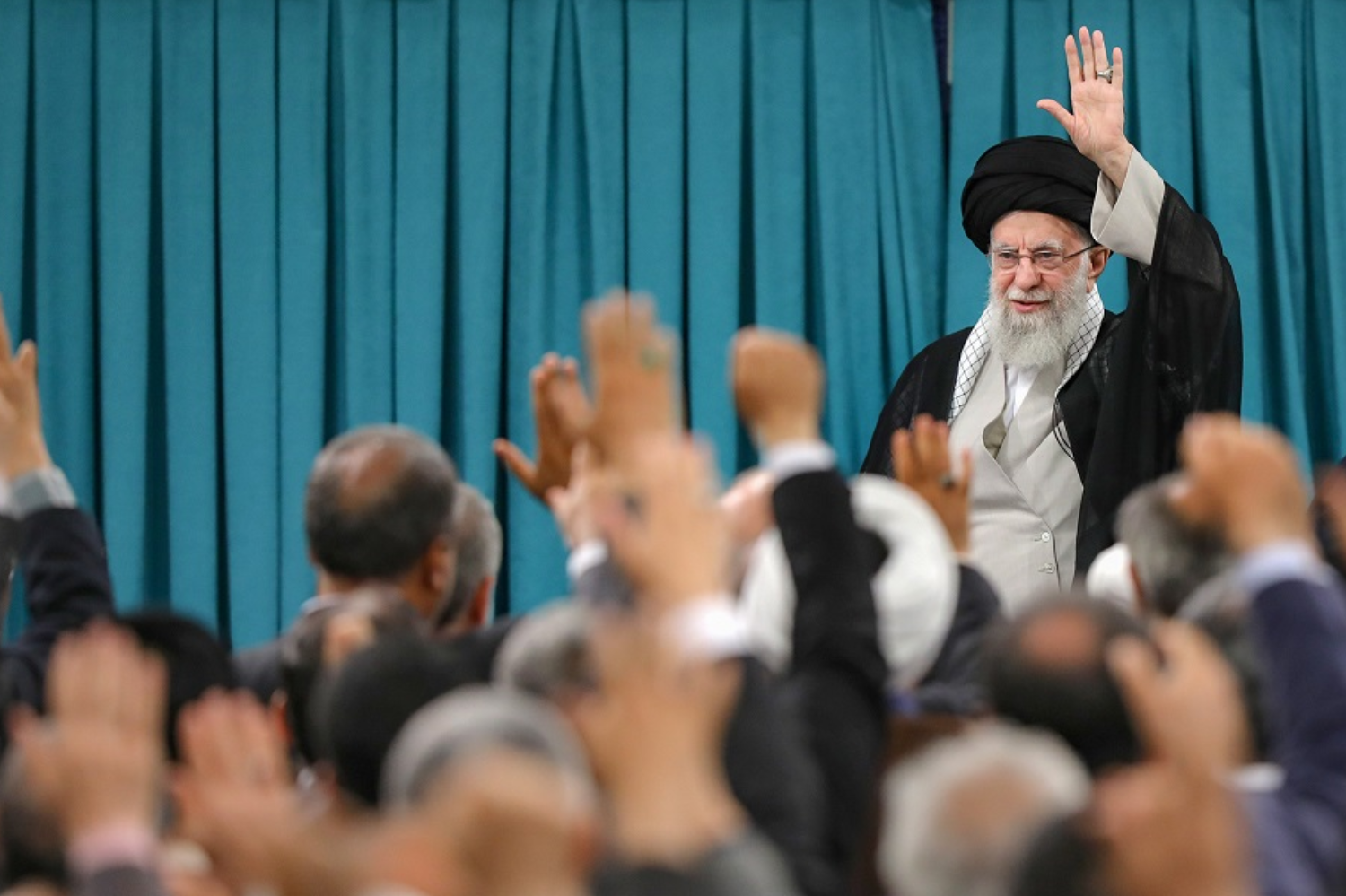 در حاشیه دیدار نمایندگان مجلس با رهبری چه گذشت؟