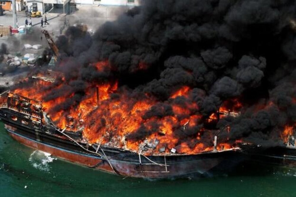 آتشسوزی ۱۰ فروند شناور در اسکله جوادالائمه پارسیان