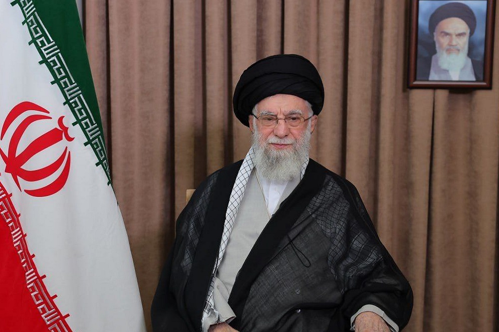 رهبر انقلاب: نیروهای مسلح، رژیم رذل صهیونی را بیچاره خواهند کرد