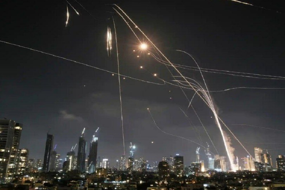 خمینی زمان عصایش را بلند کرد!