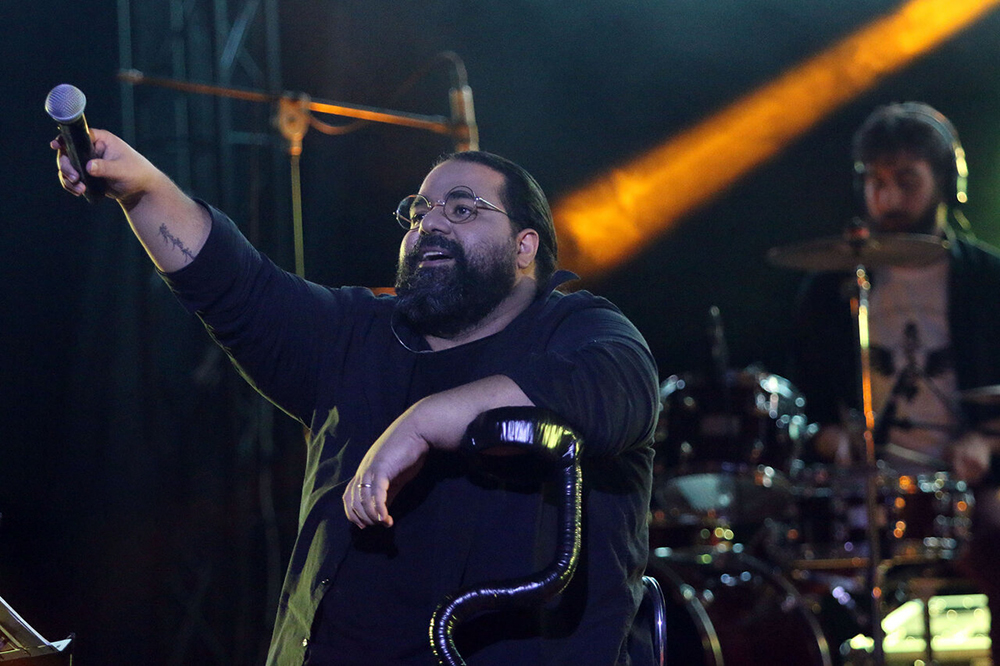 رضا صادقی در واکنش به وطنفروشان: آنفالو آزاد