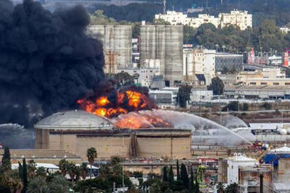 آتشسوزی عظیم پالایشگاه حیفا در پی حمله ایران + فیلم