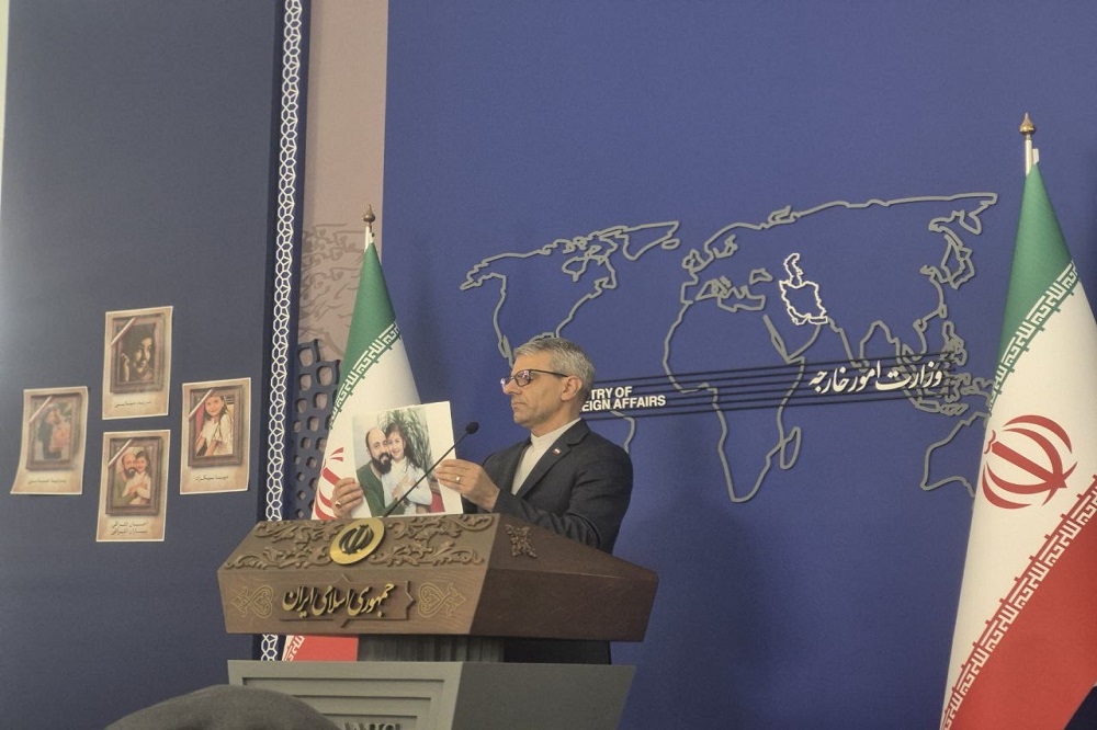 تصاویر شهدای غیرنظامی جنایت رژیم در نشست خبری بقایی