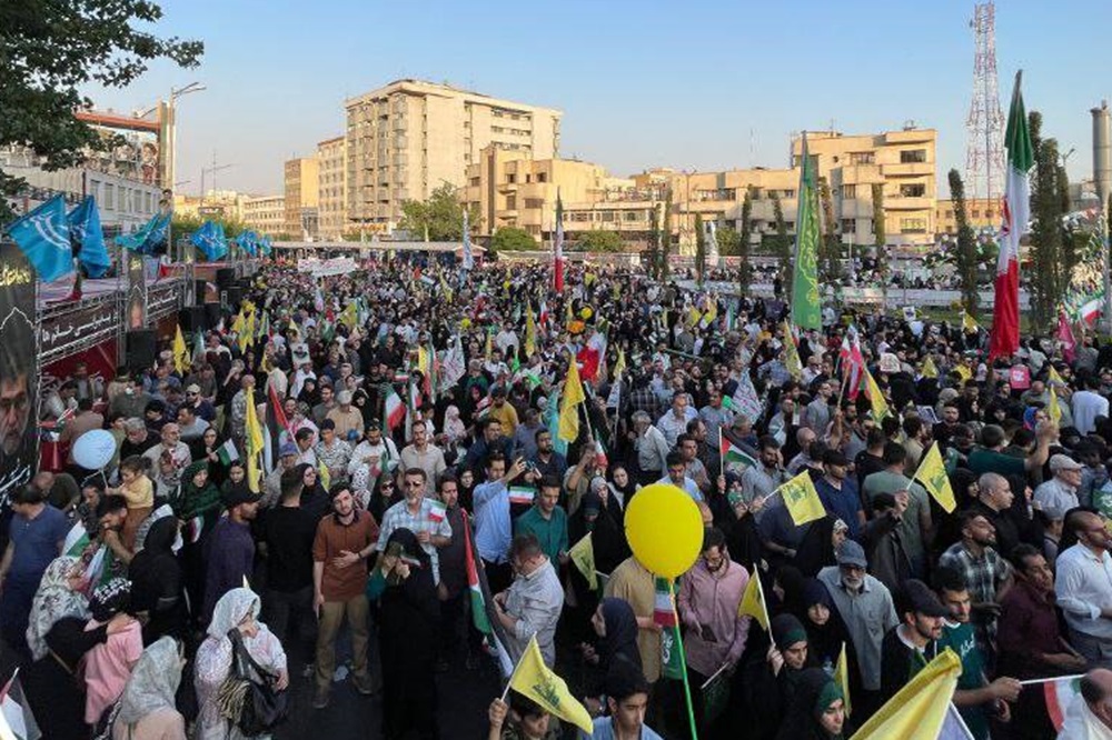 استقبال باشکوه مردم از نماز جمعه با شعار «مرگ بر اسرائیل»