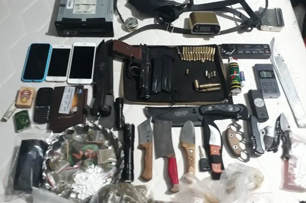 دستگیری دو نفر در کرج با شمار زیادی سلاح