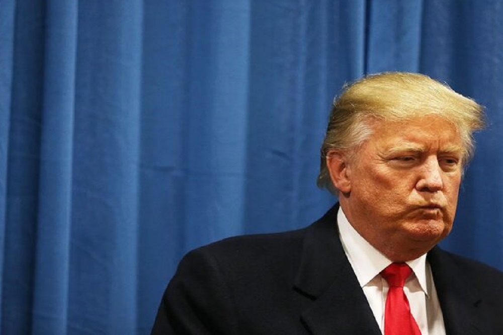 زمزمه های بستن تنگه هرمز ترامپ را ترساند