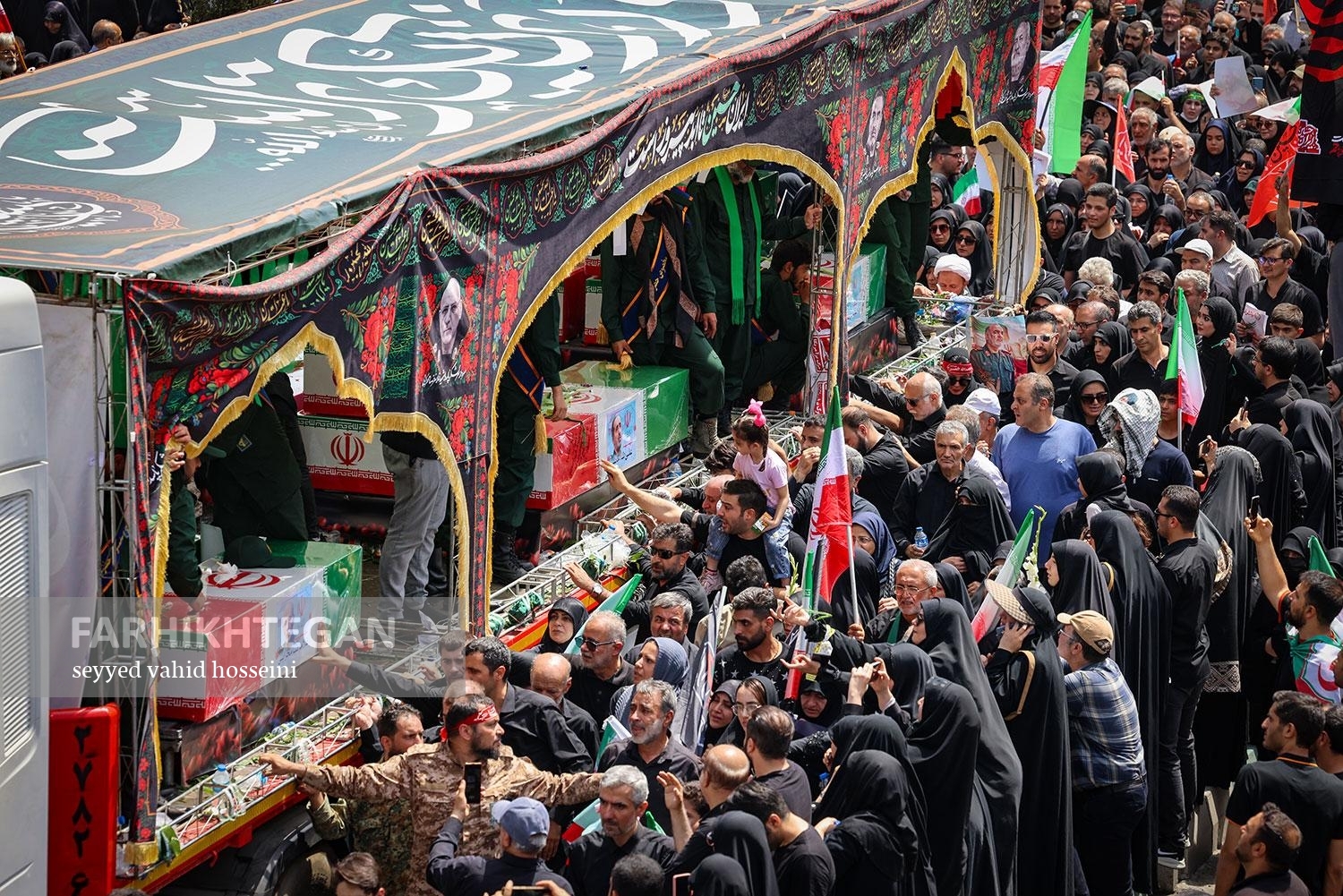 چشم جهانی نگران من و توست