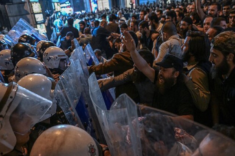 اعتراضات در ترکیه به دنبال انتشار کاریکاتور موهن درباره پیامبر(ص)