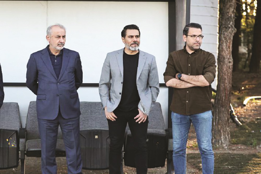 چه کسی در پرسپولیس تصمیم میگیرد؟