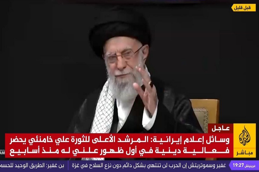 الجزیره به حضور رهبر انقلاب در مراسم شب عاشورا پرداخت