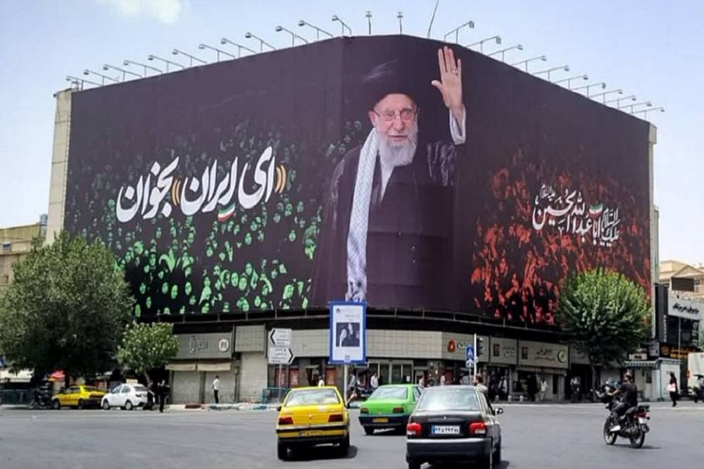 «ای ایران بخوان» بر روی دیوارنگاره میدان انقلاب