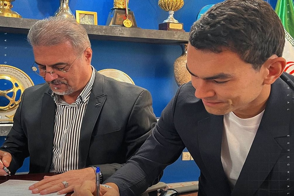 رستم به استقلال پیوست