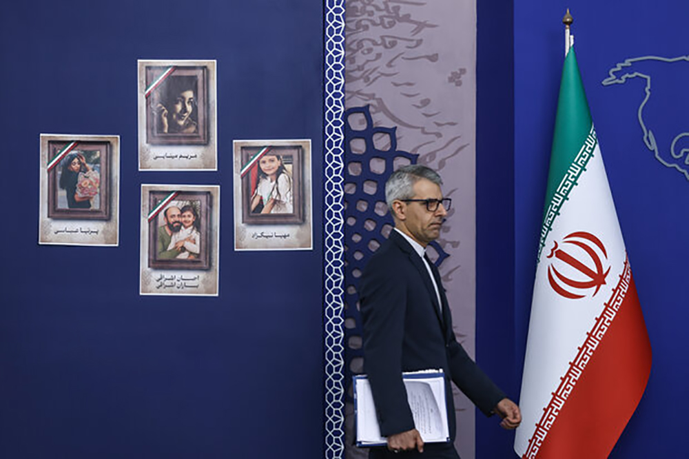 ابراز تمایل آمریکا به دیپلماسی، تناقضی آشکار است