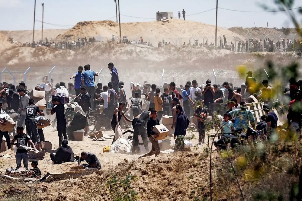 شلیک گاز اشک‌آور به فلسطینی‌ها در حین کمک‌رسانی