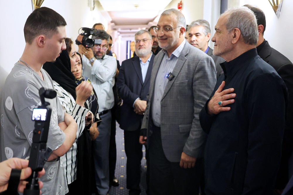 بازدید پزشکیان و شهردار تهران از جنگزدگان مستقر در هتل لاله