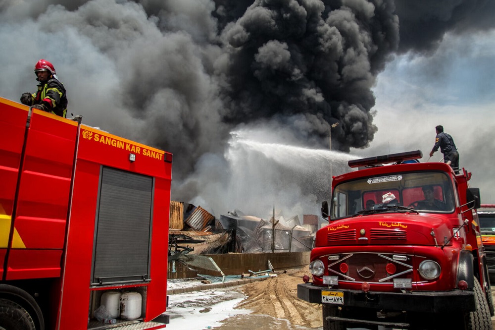 حریق واحد ۷۰ پالایشگاه آبادان در حال کنترل است