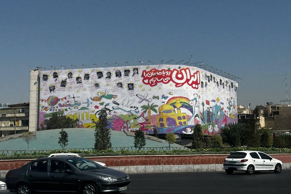 دیوارنگاره میدان انقلاب میزبان شهدای کودک جنگ ۱۲ روزه