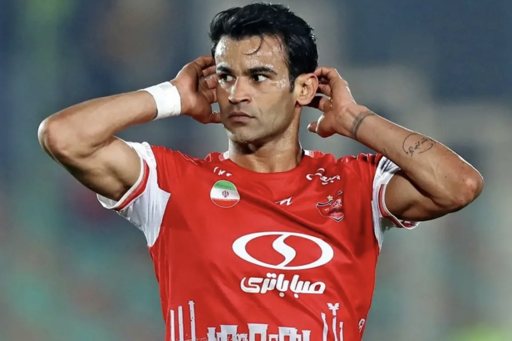 خروج عیسی از ساختمان باشگاه استقلال!