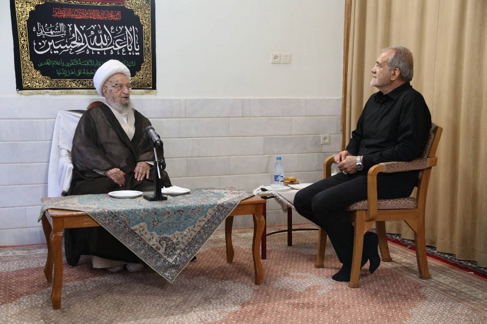 دیدار پزشکیان با آیتالله مکارم شیرازی