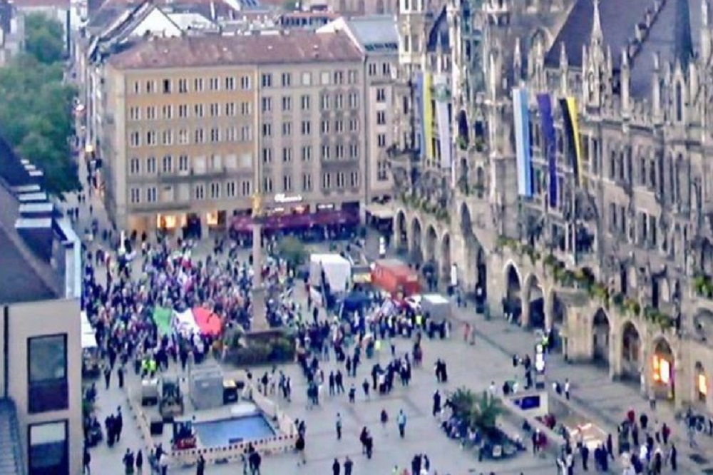 نمایش تنهایی رضا پهلوی در مونیخ