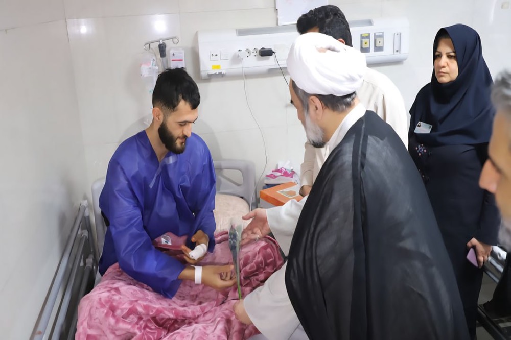 عیادت نماینده رهبری از مجروحان حادثهٔ زاهدان
