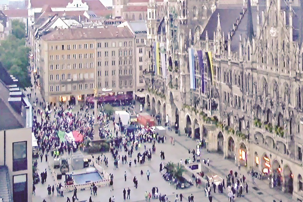 سیرک رضا پهلوی در مونیخ