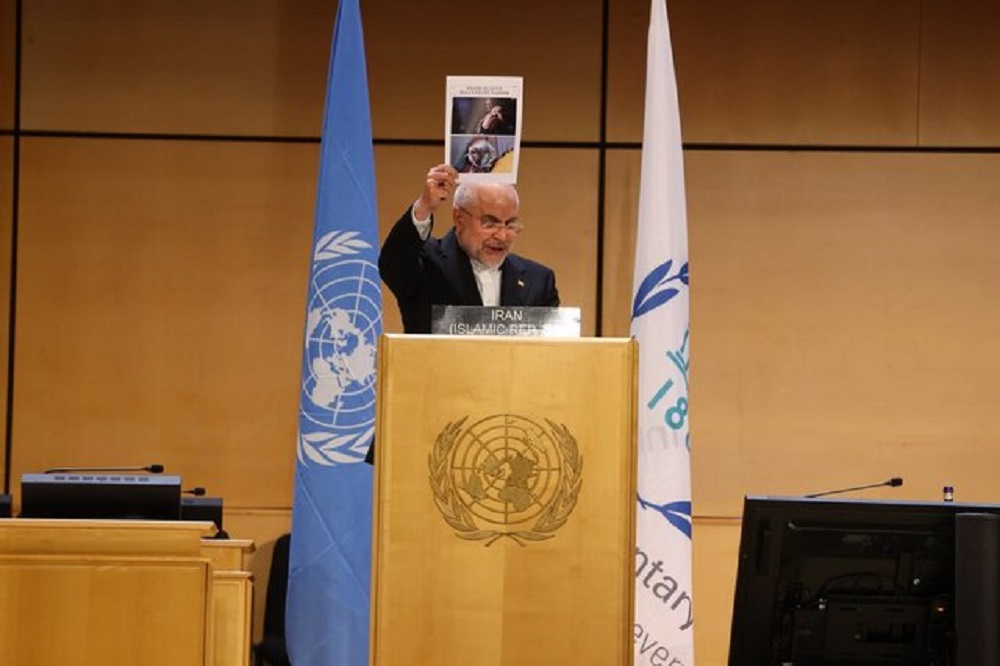 قالیباف در ژنو تصویر رایان ۲ماهه را روی دست گرفت