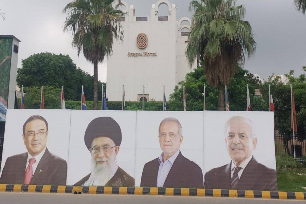 نصب تصویر رهبر انقلاب در میدان اسلام آباد پاکستان + عکس