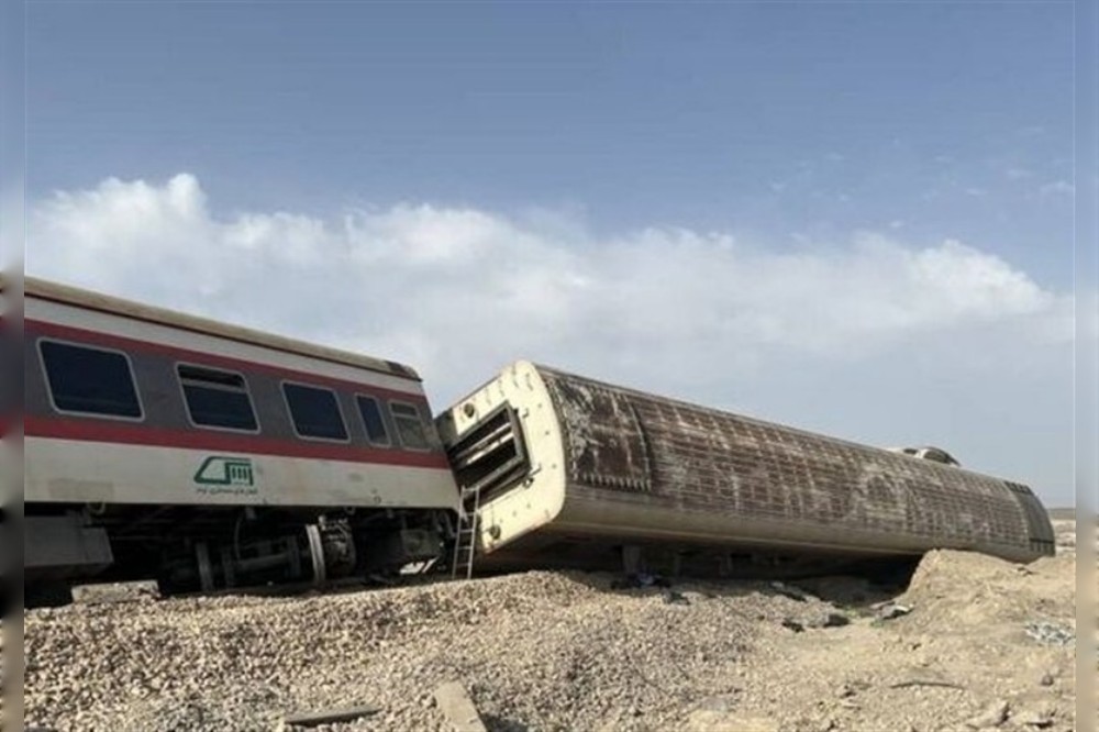 تصاویری از خروج قطار تهران-کرمان از ریل