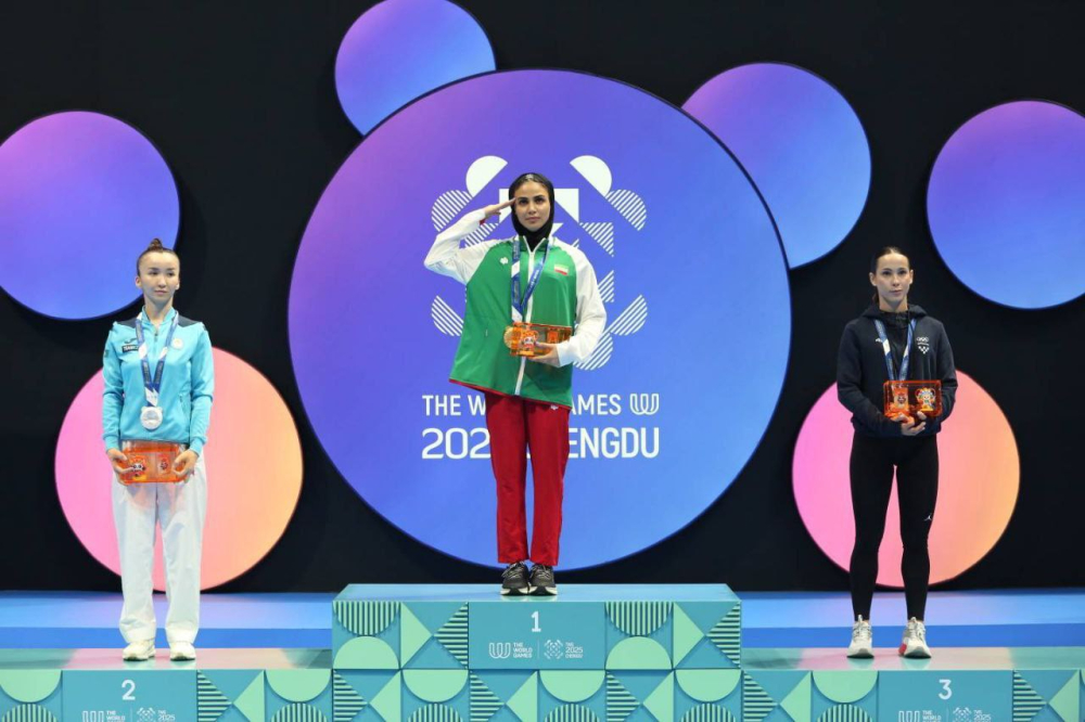 سلام نظامی سارا بهمن‌یار پس از کسب مدال طلا