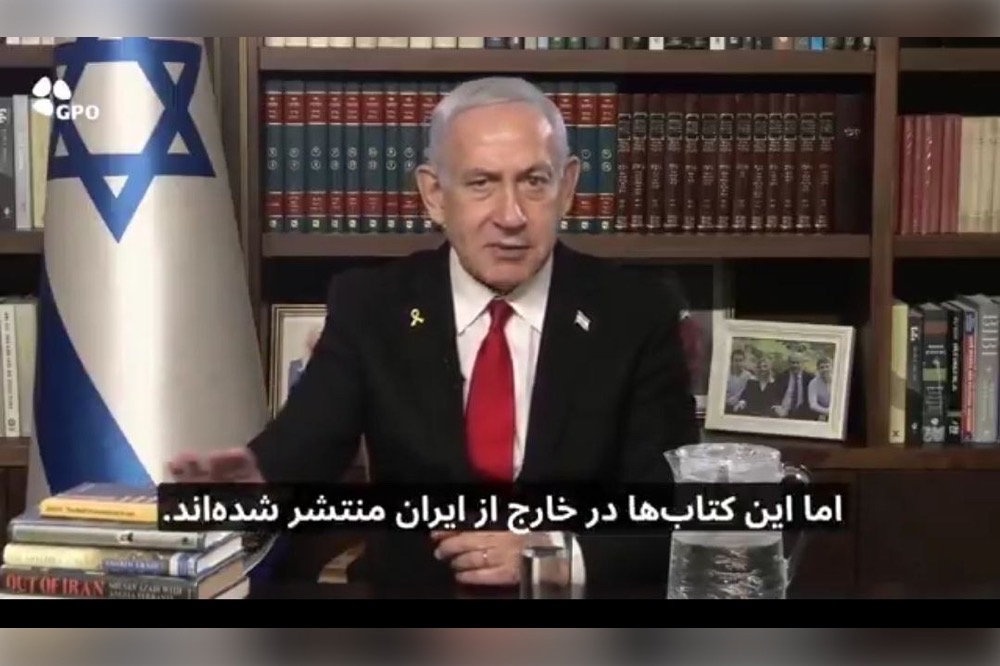 اکبر گنجی: خاک بر سر من که قاتل سریالی کودکان کتابم را نمایش میدهد